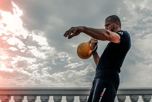 开云体育app注册-詹姆斯训练后与小球迷合影致谢支持，詹姆斯和球迷的合照