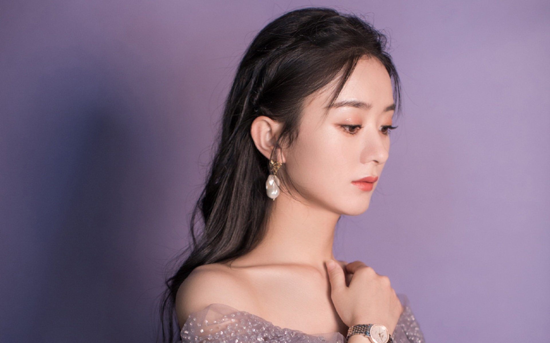 开云体育app注册-詹姆斯训练后与小球迷合影致谢支持，詹姆斯和球迷的合照